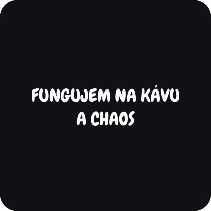 Nálepka Fungujem na kávu a chaos - rezaná nálepka na auto
