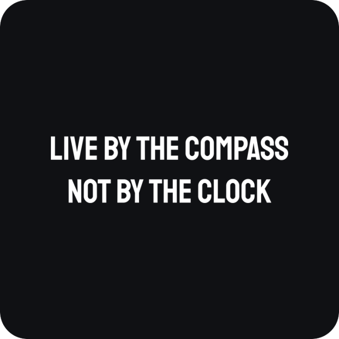 Nálepka Live by the Compass, Not by the Clock - rezaná nálepka na auto