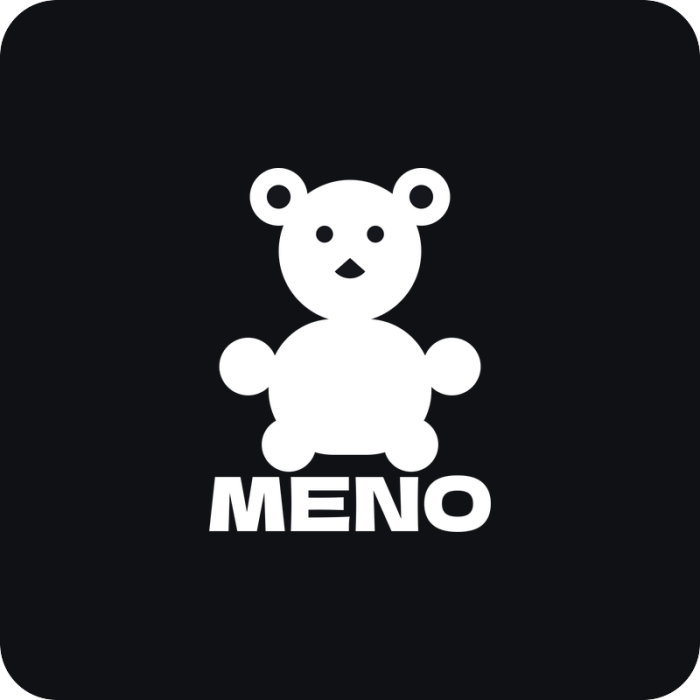 Macko v aute s menom - rezaná nálepka na auto