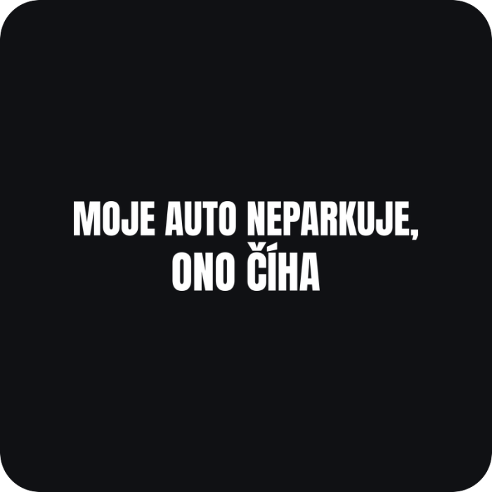 Nálepka Moje auto neparkuje, ono číha - rezaná nálepka na auto